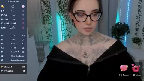 dixipixi_ online show from March 15, 7:21 am