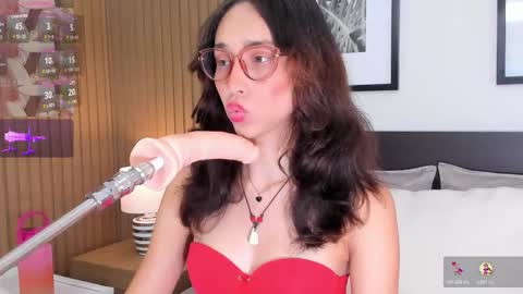 Snapshot of doll_bella_ chatting on October 29, 8:00 pm Bella  online show from October 29, 8:00 pm