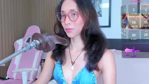 Snapshot of doll_bella_ chatting on October 3, 8:25 pm Bella  online show from October 3, 8:25 pm