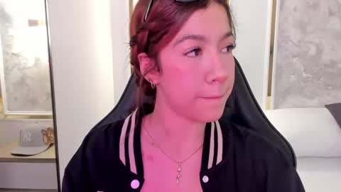 Snapshot of doll_eyeess_ chatting on September 24, 2:32 am D online show from September 24, 2:32 am