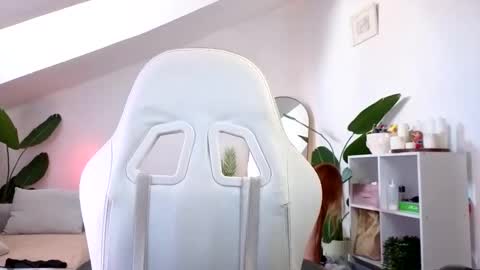 Snapshot of doll_lesli chatting on October 12, 9:33 am Your doll Lesli online show from October 12, 9:33 am