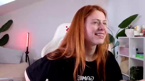 Snapshot of doll_lesli chatting on October 10, 9:14 am Your doll Lesli online show from October 10, 9:14 am