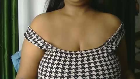 Snapshot of dolly_2 chatting on January 13, 5:23 am dolly_2 online show from January 13, 5:23 am