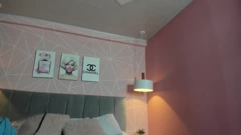 Snapshot of dolly_zoe chatting on September 18, 11:03 pm Call me Zoe online show from September 18, 11:03 pm