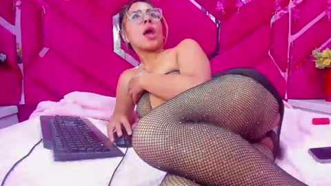 dollyjuicy1 online show from December 20, 10:00 pm