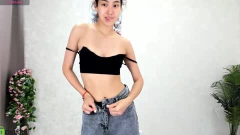 Snapshot of donnaa_drew chatting on October 29, 7:23 am Aura online show from October 29, 7:23 am