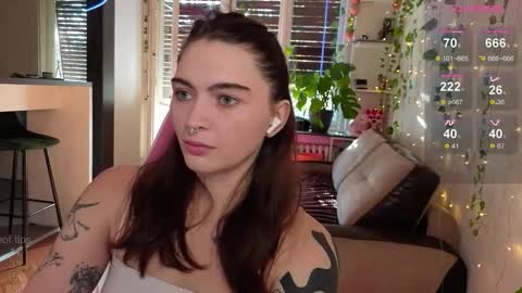 Snapshot of dorfmatratze_ chatting on November 2, 7:34 am Alice online show from November 2, 7:34 am