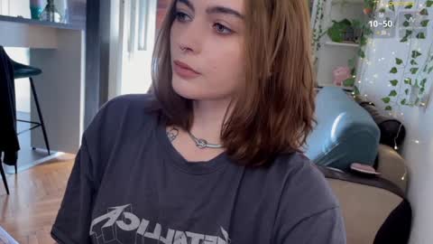 Snapshot of dorfmatratze_ chatting on January 8, 9:32 am Alice online show from January 8, 9:32 am