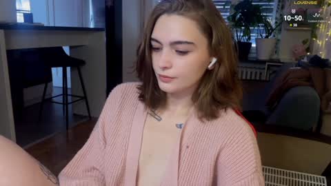 Snapshot of dorfmatratze_ chatting on January 4, 9:00 am Alice online show from January 4, 9:00 am