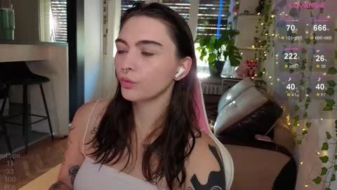 Snapshot of dorfmatratze_ chatting on November 1, 7:01 am Alice online show from November 1, 7:01 am