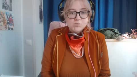 Lola online show from October 31, 8:07 am