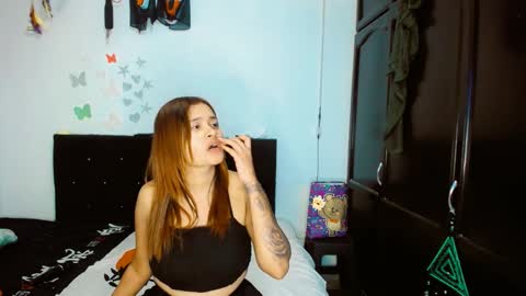 Snapshot of dream__girls69944 chatting on January 1, 2:42 pm sharon online show from January 1, 2:42 pm