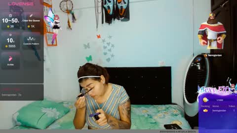 Snapshot of dream__girls69944 chatting on December 19, 10:34 am sharon online show from December 19, 10:34 am