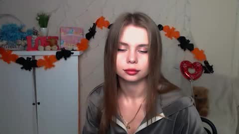 Snapshot of dream_mari chatting on October 9, 6:06 am Mari online show from October 9, 6:06 am