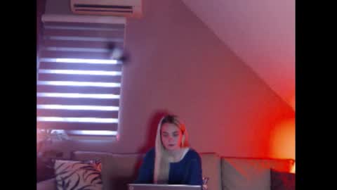 A girl online show from December 15, 7:35 am