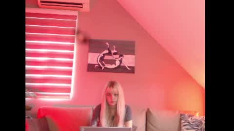 A girl online show from October 10, 7:35 am