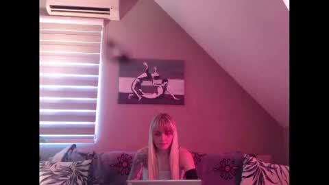 Snapshot of dreamcatcherfantasy chatting on February 5, 8:00 am A girl online show from February 5, 8:00 am
