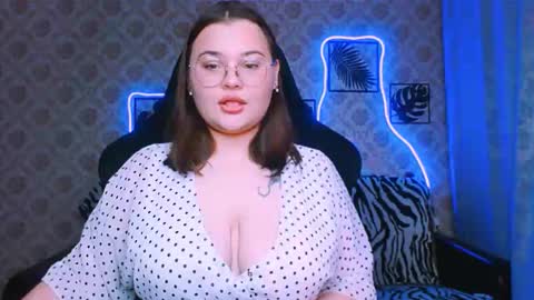 dreamforyoue2 online show from December 5, 7:59 pm