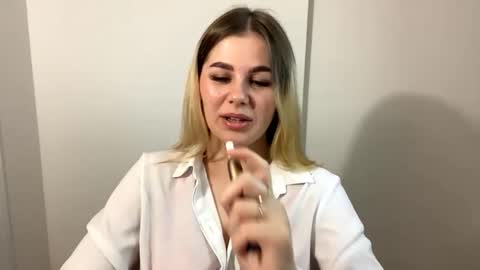 Bella online show from September 17, 4:38 pm