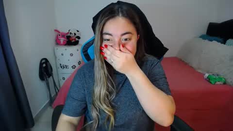 Snapshot of dumont_model chatting on March 6, 3:35 pm Nicole online show from March 6, 3:35 pm