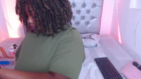 Snapshot of ebony_neighbormoans chatting on October 17, 3:32 am LINA  online show from October 17, 3:32 am