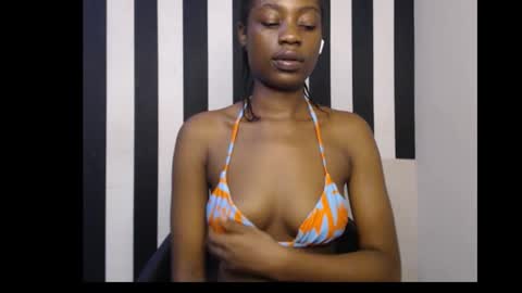 Snapshot of ebony_petitequeen chatting on October 12, 11:51 pm Ella online show from October 12, 11:51 pm