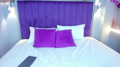 Snapshot of elaradusk chatting on October 11, 6:40 am Ela online show from October 11, 6:40 am