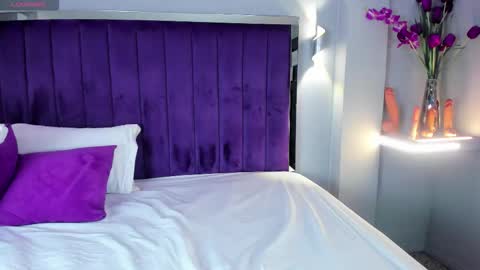 Snapshot of elaradusk chatting on October 12, 6:49 am Ela online show from October 12, 6:49 am