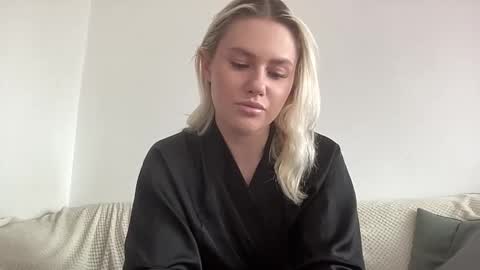 elaraluxxxe online show from October 8, 10:30 am