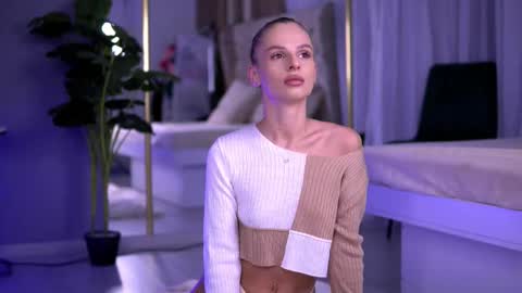 elarashine online show from October 20, 7:50 pm