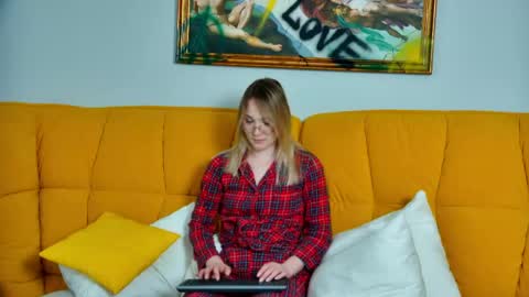 elaravoltage online show from April 14, 5:46 pm