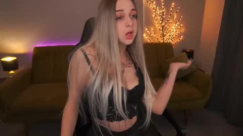 elegantmuse online show from November 24, 9:39 pm