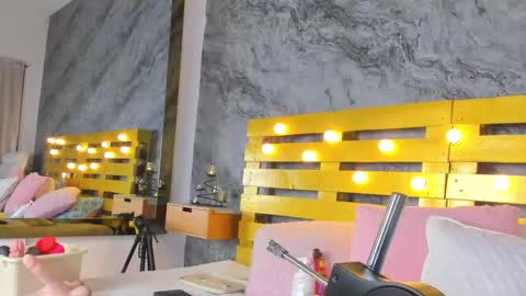 Snapshot of elena_mature chatting on February 9, 6:37 pm Elena online show from February 9, 6:37 pm