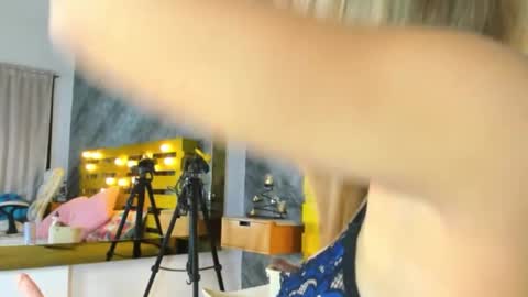 Snapshot of elena_mature chatting on January 25, 7:05 pm Elena online show from January 25, 7:05 pm