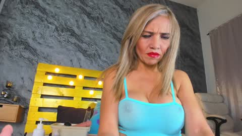 Snapshot of elena_mature chatting on January 20, 8:07 pm Elena online show from January 20, 8:07 pm