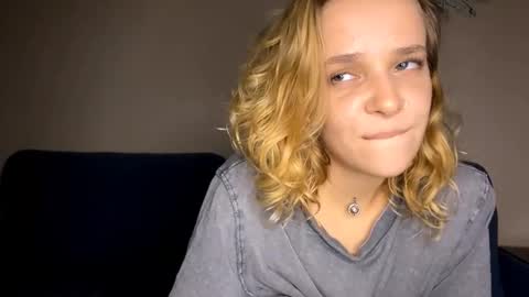 Mia online show from September 17, 2:04 pm