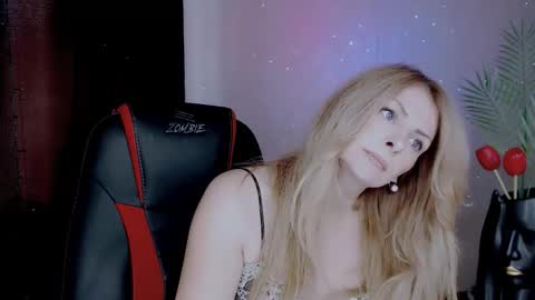 Snapshot of eleonorrres chatting on October 12, 6:16 am Elli online show from October 12, 6:16 am