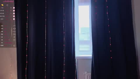 elfieeva1 online show from April 15, 9:54 am