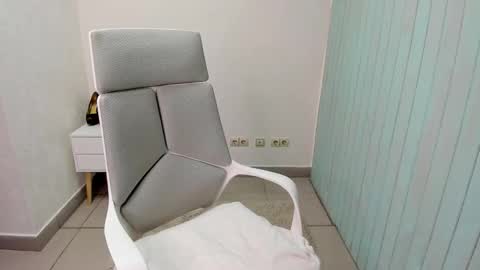 Snapshot of elieiza_xo chatting on September 25, 2:32 am elieiza_xo online show from September 25, 2:32 am