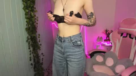 Snapshot of elieiza_xo chatting on October 29, 10:30 am elieiza_xo online show from October 29, 10:30 am