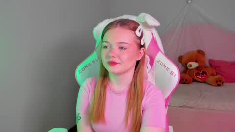 elinavale online show from April 22, 5:43 pm
