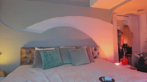 Snapshot of elizabeth_clark_ chatting on October 31, 8:35 pm Eli online show from October 31, 8:35 pm