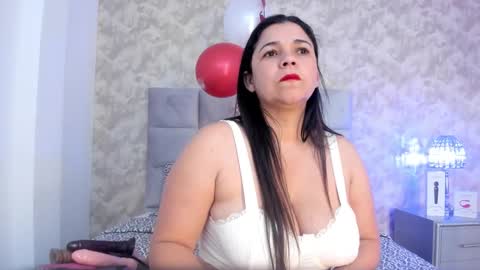 Snapshot of elizabeth_colleman chatting on February 17, 9:54 pm Elizabeth online show from February 17, 9:54 pm