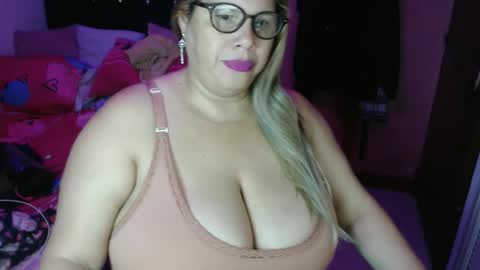 Snapshot of elizabethtaylor1 chatting on October 22, 10:53 am Elizabeth online show from October 22, 10:53 am