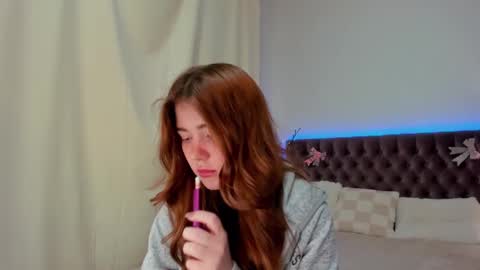 Ella Mayers online show from February 25, 9:26 pm