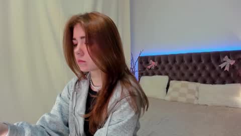 Ella Mayers online show from February 9, 10:32 pm
