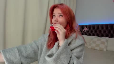 Ella Mayers online show from October 4, 12:33 pm