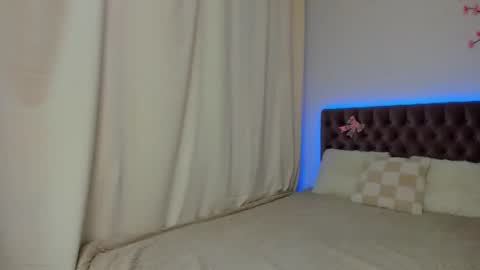 Ella Mayers online show from October 15, 12:30 pm