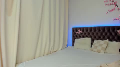 Ella Mayers online show from November 1, 1:37 pm