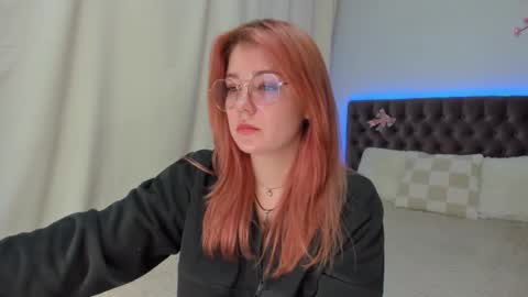 Ella Mayers online show from October 19, 1:02 pm